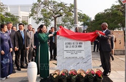 Phó Chủ tịch nước Võ Thị Ánh Xuân dự lễ khai trương biển tên mới và dâng hoa tại Đại lộ Hồ Chí Minh