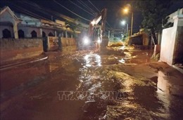 Bình Thuận: Phong tỏa một phần tuyến đường để khắc phục sự cố cát đỏ tràn xuống do mưa lớn