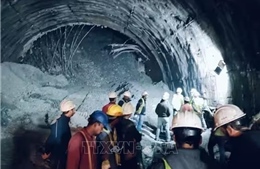 Vụ sập đường hầm ở Ấn Độ: Lực lượng cứu hộ gấp rút đào đống đổ nát để tiếp cận 40 công nhân mắc kẹt 