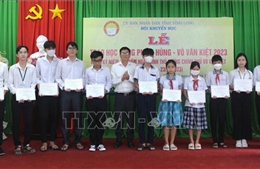 Trao học bổng Phạm Hùng - Võ Văn Kiệt cho học sinh, sinh viên vượt khó học giỏi