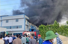 Khẩn trương khống chế vụ cháy tại Khu công nghiệp Nam Cấm, Nghệ An