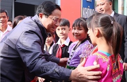 Thủ tướng thăm Trường Phổ thông Dân tộc bán trú Tiểu học Pa Tần