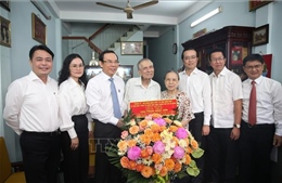  Bí thư Thành ủy TP Hồ Chí Minh thăm, chúc mừng nhà giáo tiêu biểu