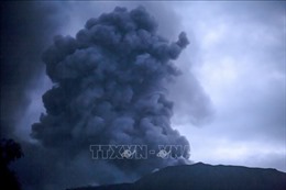 Núi lửa Ibu ở Indonesia phun trào, tro bụi bốc cao tới 1.200 mét