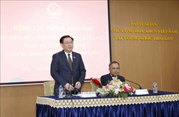 Chủ tịch Quốc hội Vương Đình Huệ gặp gỡ cán bộ, nhân viên Đại sứ quán Việt Nam tại Thái Lan