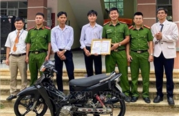 Khen thưởng học sinh truy bắt đối tượng trộm xe máy