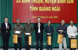 Chủ tịch nước thăm hỏi, động viên và tặng quà nhân dân xã nông thôn mới Bình Thuận