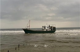 Phát hiện tàu không có người, trôi dạt vào bờ biển Quảng Trị