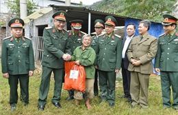 Thăm, tặng quà gia đình nạn nhân bom mìn tại Hà Giang