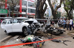 Xe máy nằm la liệt trên đường sau tai nạn liên hoàn ở thành phố Huế