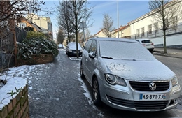 Băng tuyết tại Pháp khiến giao thông đi lại khó khăn