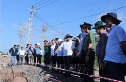 Phó Thủ tướng Trần Lưu Quang làm việc với Bạc Liêu và Cà Mau về tình hình sạt lở