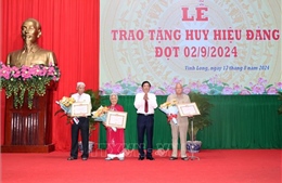 Vĩnh Long: Trao tặng Huy hiệu cho 393 đảng viên cao niên tuổi Đảng