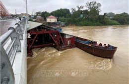 Nước sông Lô dâng cao, hàng loạt sà lan mắc kẹt ở cầu Vĩnh Phú