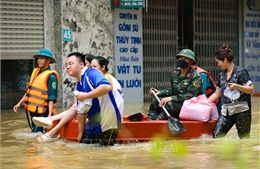 Hà Nội: Công an, quân đội hỗ trợ người dân xã Bát Tràng di chuyển khỏi vùng ngập