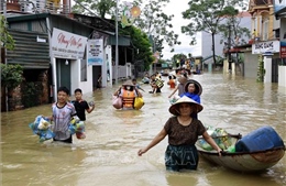 Người dân xã Sơn Đông (Vĩnh Phúc) bị cô lập bởi nước lũ nhận đồ cứu trợ