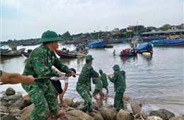 Biên phòng Quảng Trị kịp thời cứu nạn tàu cá bị chìm