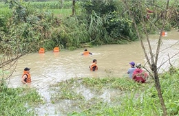 Người dân cẩn trọng khi đi qua tràn, khu vực trũng thấp dễ xảy thiên tai