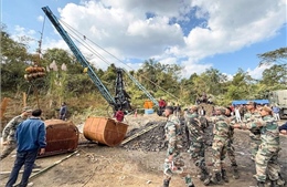 Thợ lặn cố tiếp cận những người mắc kẹt trong mỏ than ngập nước ở Ấn Độ