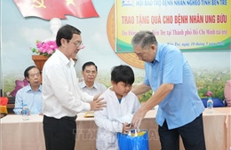 Trao học bổng cho học sinh nghèo hiếu học, thắp sáng ước mơ cho trẻ em gái