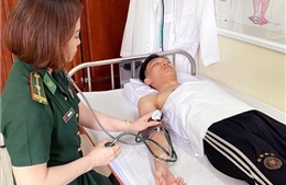 Kịp thời cứu một nam thanh niên trôi dạt trên biển