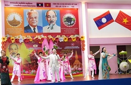 Biểu diễn nghệ thuật &#39;Người là niềm tin tất thắng&#39; tại Lào
