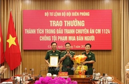 Trao thưởng đột xuất Bộ đội Biên phòng Cà Mau trong đấu tranh phòng, chống tội phạm