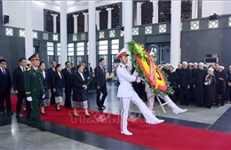 Đoàn đại biểu cấp cao Đảng Nhân dân Cách mạng Lào viếng nguyên Chủ tịch nước Trần Đức Lương