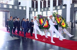 Đoàn các địa phương vào viếng nguyên Chủ tịch nước Trần Đức Lương 