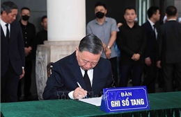 Xúc động những dòng ghi sổ tang viếng nguyên Chủ tịch nước Trần Đức Lương