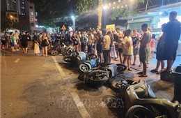 Ô tô tông loạt xe máy tại Bắc Ninh, 2 người bị thương