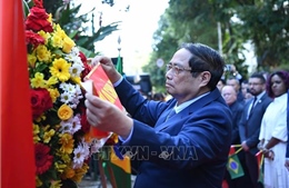 Thủ tướng Phạm Minh Chính dâng hoa tại Biển kỷ niệm Chủ tịch Hồ Chí Minh ở Rio de Janeiro