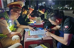 Cảnh sát giao thông mật phục, xử lý hàng loạt lái xe vi phạm nồng độ cồn
