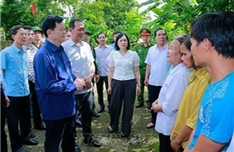 Phó Thủ tướng Mai Văn Chính thăm, tặng quà người dân vùng bị ảnh hưởng thiên tai