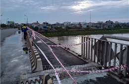 Dông lốc cuốn đổ lan can cầu Thái Bình