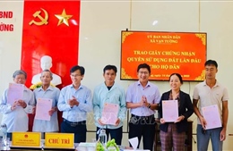 Người dân Vạn Tường (Quảng Ngãi) vui mừng được cấp giấy chứng nhận quyền sử dụng đất sớm