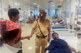 Cảnh sát giao thông hỗ trợ, đưa nạn nhân bị rắn cắn đến bệnh viện cấp cứu