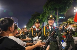 Người dân hồ hởi chúc mừng các lực lượng hoàn thành nhiệm vụ tổng hợp luyện A80 lần 2