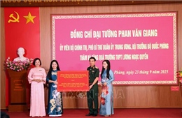 Đại tướng Phan Văn Giang thăm, tặng quà trường học tại Thái Nguyên
