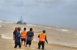 Ứng cứu hai tàu cá gặp nạn ở lạch Cửa Việt khi vào tránh trú bão số 10