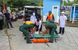 Bộ đội Biên phòng đưa 3 bệnh nhân vào đất liền cấp cứu