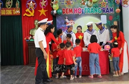 Phá cỗ Trung thu nơi đảo xa