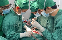 Khen thưởng đột xuất vì cứu sống bệnh nhân vỡ tim do đa chấn thương nghiêm trọng