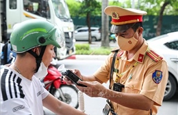 Cảnh sát giao thông xử lý 1.927 trường hợp vi phạm nồng độ cồn trong 2 giờ ra quân