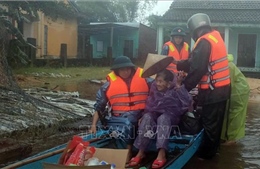 &#39;Tình quân dân, nghĩa đồng bào&#39; giữa mưa lũ