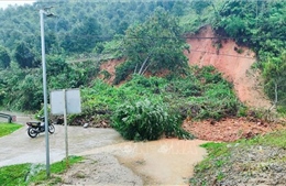 Quảng Ngãi: Đèo Lò Xo tiếp tục sạt lở, nguy cơ chia cắt cao
