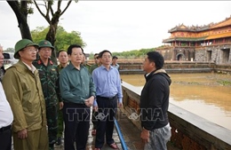Phó Thủ tướng Mai Văn Chính kiểm tra tình hình ngập lụt tại Đại Nội Huế