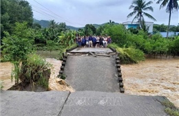 Quảng Ngãi: Mưa lũ gây sập cầu dân sinh, chia cắt khoảng 250 hộ dân