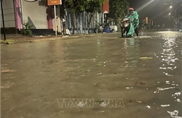 Sóng đánh tràn bờ kè gây ngập úng khu dân cư ở Quảng Ngãi