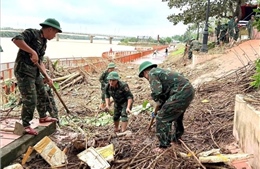 Hình ảnh đẹp của &#39;Bộ đội Cụ Hồ&#39; trong những ngày mưa lũ